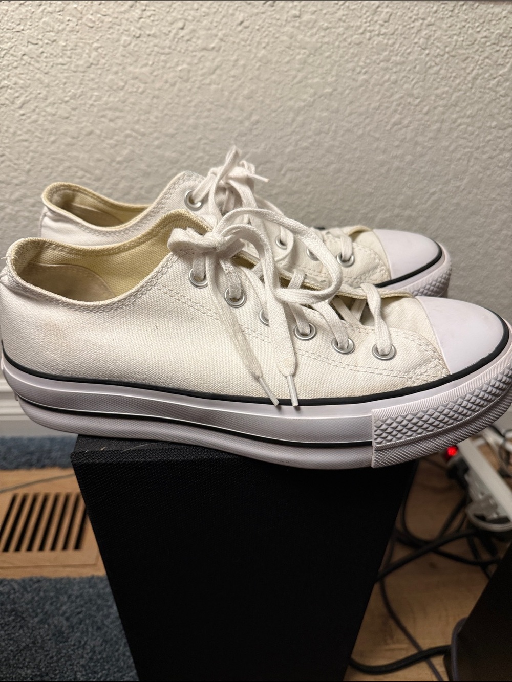 Converse White Canvas Low-Top Sneakers Women’s 8.5